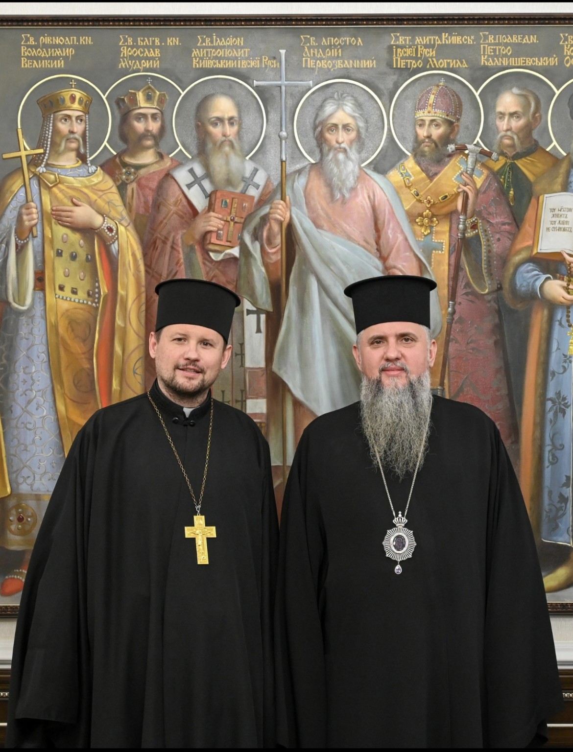 Сергій Кирилюк із Блаженнійшим митрополитом Епіфанієм на тлі ікон