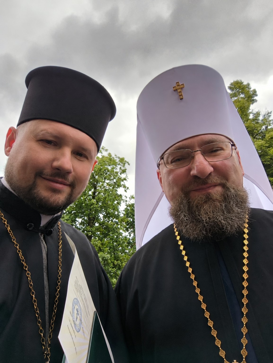 Спільна фотографія чоловіків у церковному вбранні на відкритому повітрі